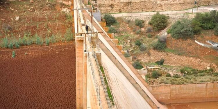 وزارة الموارد المائية تؤكد السيطرة الكاملة على سد وادي أجازة