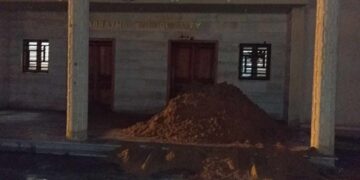 محتجون يغلقون المجلس البلدي صبراتة بساتر ترابي