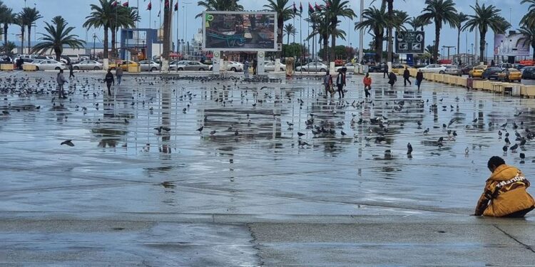 أمطار غزيرة على مناطق الشمال الغربي تؤدي إلى تجمع المياه وجريان بعض الأودية