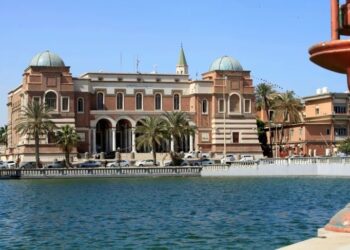 المركزي يمدد العمل بقرار فرض رسم على سعر الصرف