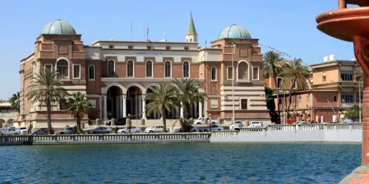 المركزي يمدد العمل بقرار فرض رسم على سعر الصرف