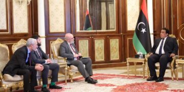 المنفي يؤكد للسفير البريطاني على دور اللجنة المالية العليا في ضمان إدارة إيرادات النفط والغاز