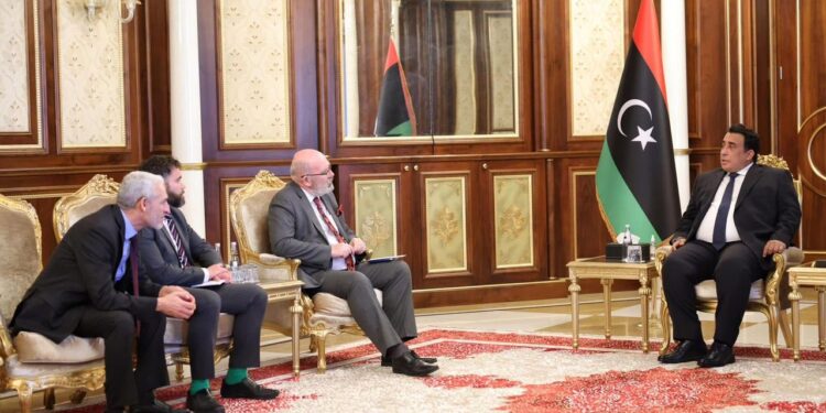 المنفي يؤكد للسفير البريطاني على دور اللجنة المالية العليا في ضمان إدارة إيرادات النفط والغاز