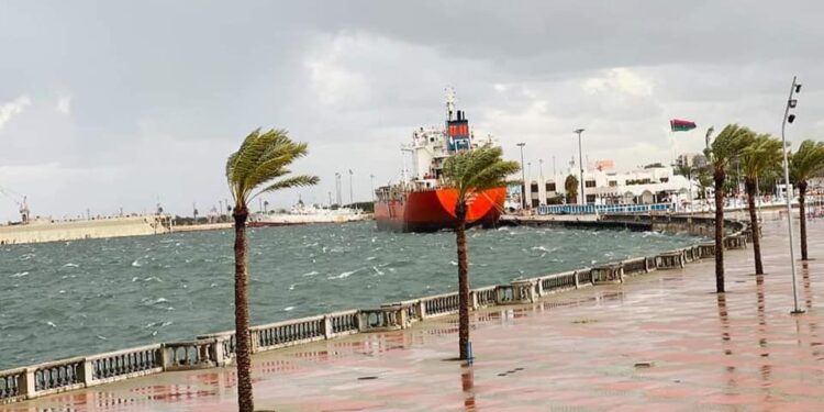 أجواء شتوية باردة على مناطق الشمال الغربي مع أمطار متفرقة وخلايا رعدية على المناطق الساحلية