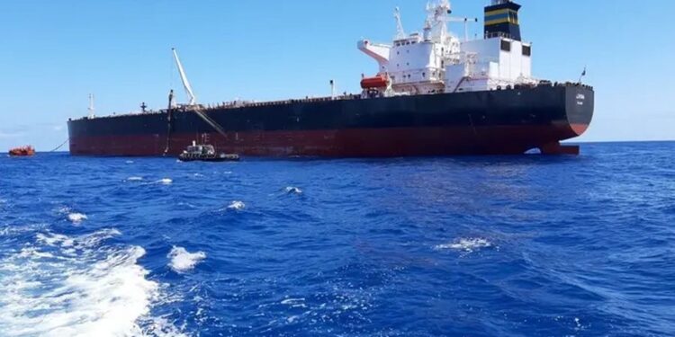 رويترز: محتجون يمنعون ناقلة من تحميل النفط في ميناء السدرة