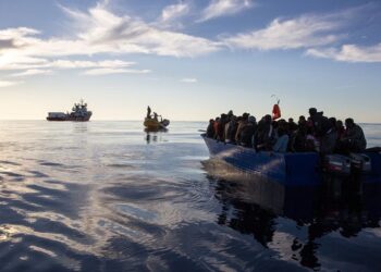 فقدان 20 مهاجرًا وإنقاذ 7 آخرين كانوا على متن قارب أبحر من ليبيا متجهًا نحو إيطاليا