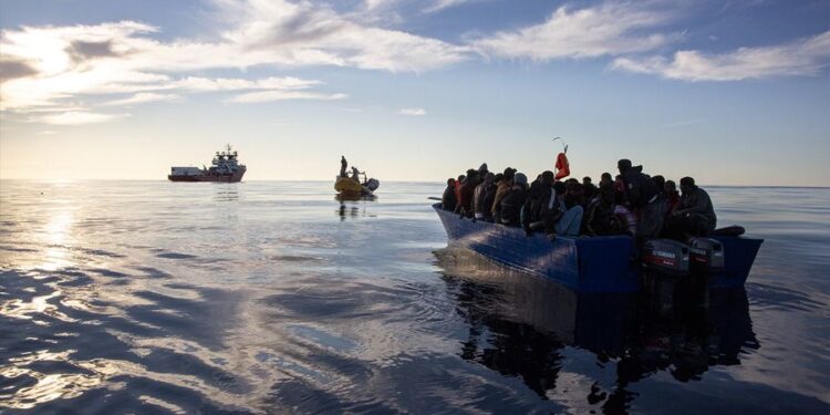 فقدان 20 مهاجرًا وإنقاذ 7 آخرين كانوا على متن قارب أبحر من ليبيا متجهًا نحو إيطاليا