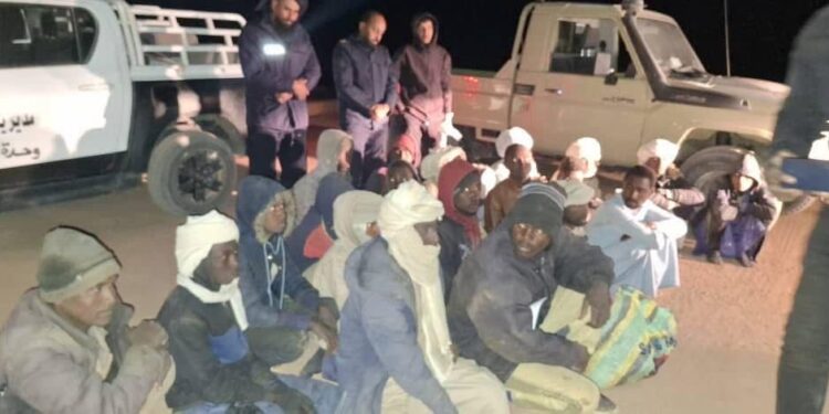 مديرية أمن الكفرة تُحرر 21 مختطفًا من جنسيات إفريقية احتُجزوا كرهائن في ربيانة