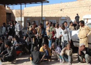 مديرية أمن الجفرة تُحرر 82 مهاجرًا غير شرعي وتقبض على مهربين بزله