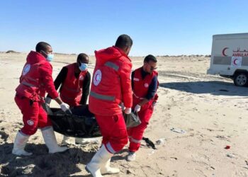 الهلال الأحمر فرع أجدابيا ينتشل جثث مهاجرين على شاطئ العقيلة