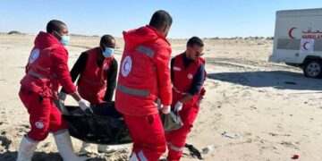 الهلال الأحمر فرع أجدابيا ينتشل جثث مهاجرين على شاطئ العقيلة