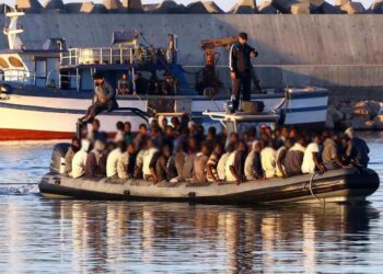 اعتراض 43 مهاجرًا قبالة سواحل مالطا واقتيادهم إلى زوارة