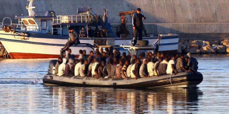 اعتراض 43 مهاجرًا قبالة سواحل مالطا واقتيادهم إلى زوارة