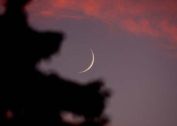 مركز الاستشعار عن بعد: رؤية هلال شوال ستكون صعبة بالعين المجردة السبت القادم