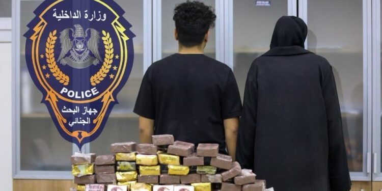جهاز البحث الجنائي يضبط تاجر ممنوعات وزوجته أثناء محاولة تهريب حشيش في بنغازي