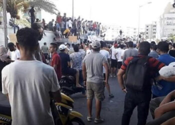 مواطنون في طرابلس يتظاهرون احتجاجًا على تردي الأوضاع الاقتصادية