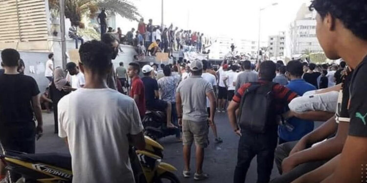 مواطنون في طرابلس يتظاهرون احتجاجًا على تردي الأوضاع الاقتصادية