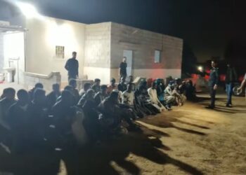 البحث الجنائي يحرر 34 مهاجراً غير شرعي محتجزين بمخزن في سلوق