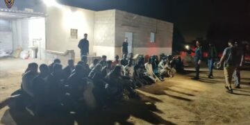 البحث الجنائي يحرر 34 مهاجراً غير شرعي محتجزين بمخزن في سلوق