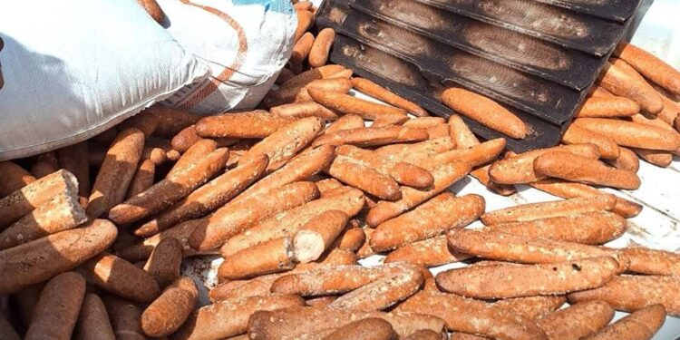 مديرية الإصحاح البيئي تضبط مخبز يستخدم أعلاف الحيوانات في صناعة الخبز بالخمس