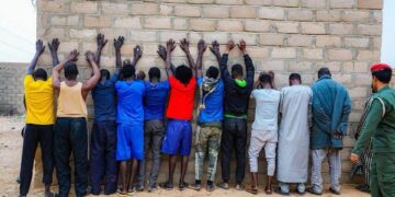 ضبط تجار بشر وكميات من الوقود المهرب في منطقتي الحميرة وأم الأرانب