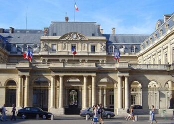 محكمة فرنسية تحكم على دبلوماسي ليبي سابق بالغرامة وحظر دخول فرنسا 10 أعوام