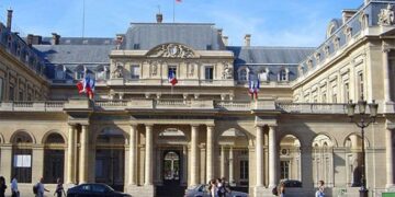 محكمة فرنسية تحكم على دبلوماسي ليبي سابق بالغرامة وحظر دخول فرنسا 10 أعوام