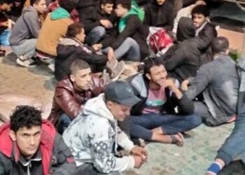 ضبط 46 مهاجراً غير شرعي داخل منزل مهجور في أمساعد