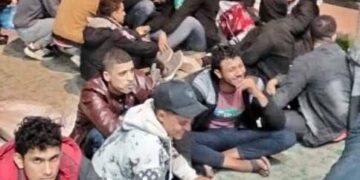 ضبط 46 مهاجراً غير شرعي داخل منزل مهجور في أمساعد