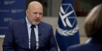 تنحي “كريم خان” مؤقتًا عن منصبه لحين انتهاء التحقيق معه بسوء سلوك